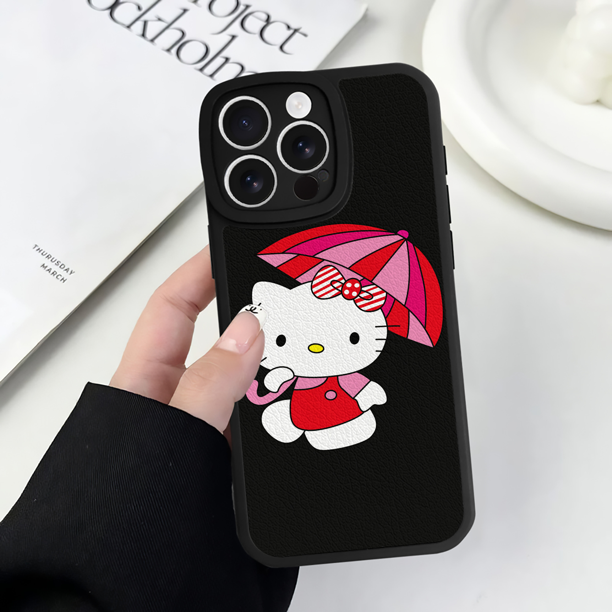 （画像用） Hello Kitty ハローキティ 【iPhone 16シリーズ対応】シリコンスマホケース（レザー調） 材質：シリコン